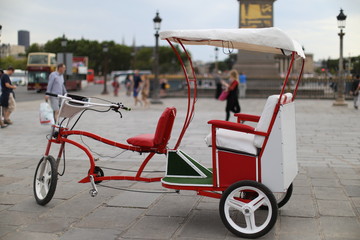 Pousse-pousse en vélo à Paris sur la place de la Concorde
