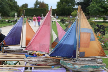 Bateaux multicolores pour enfants au Jardin des Tuileries, &agrave; Paris