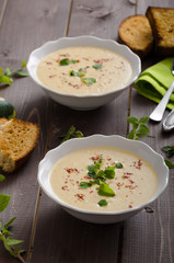 Creamy zucchini soup with chilli and oregano