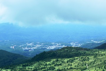 Fototapeta premium 芳が平と草津/芳が平越しに見える草津町