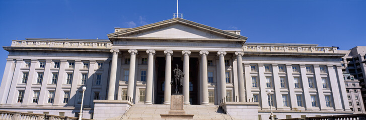 Fototapeta na wymiar U.S. Department of Treasury with statue of Alexander Hamilton, Washington DC