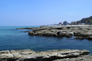 湯野浜海岸の岩場風景／山形県庄内浜の湯野浜海岸は非常にきれいな白砂と奇岩怪石の磯が続く大変素晴らしい景観のリゾート地です。湯野浜は全国の名所の中から「日本の夕陽百選」にも選ばれたエリアです。日本海に沈む夕陽は大変素晴らしい景観で、日本海トップランクのリゾート地として、五感の全てを満たす多くの魅力にあふれたエリアです。