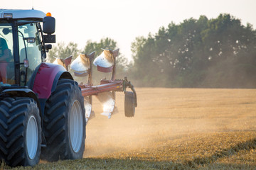 Obraz premium Tractor with plowing equipment