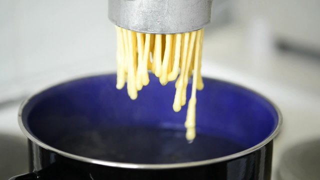 Schw&auml;bische Sp&auml;tzle, zubereiten mit dem Sp&auml;tzleschwoab

