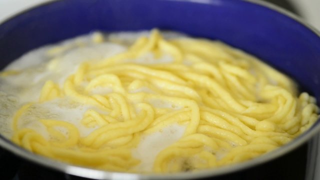 Schw&auml;bische Sp&auml;tzle kochen