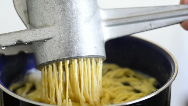 Schw&auml;bische Sp&auml;tzle, zubereiten mit dem Sp&auml;tzleschwoab
