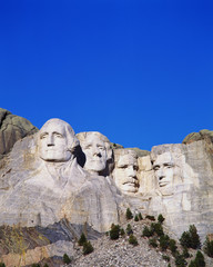 Fototapeta premium This is a vertical image of Mount Rushmore National Monument showing the four faces of George Washington, Thomas Jefferson, Theodore Roosevelt, and Abraham Lincoln.
