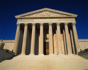Obraz premium This is the United States Supreme Court against a blue sky.