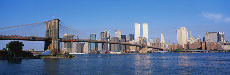 Naklejka premium This is the Brooklyn Bridge over the East River with the Manhattan skyline.
