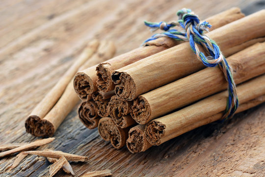 Zimt - Zimtstangen, Ceylon - gebunden auf Holztisch, Makro - Rustikal 