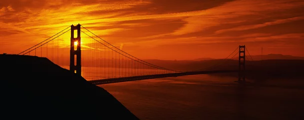 Poster Dit is de Golden Gate Bridge in San Francisco bij zonsopgang. Het uitzicht is vanaf de Marin Headlands. © spiritofamerica