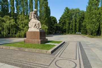 Obraz premium The Soviet War Memorial in Treptow Park. Sculpture of Motherland. Berlin.
