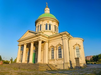 Церковь солнечным утром