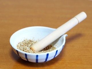 すり鉢に入ったゴマ