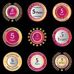 Jubiläumsbutton pink auf schwarzem Hintergrund