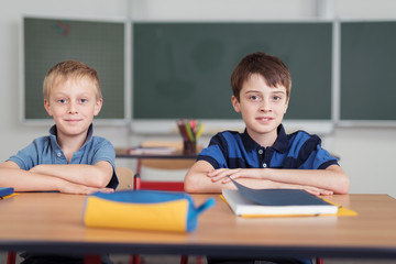 zwei jungen in der schule