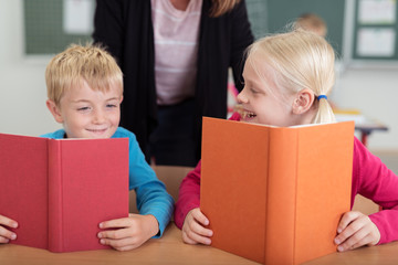 kinder haben spaß beim lesen