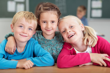 lachende kinder in der grundschule