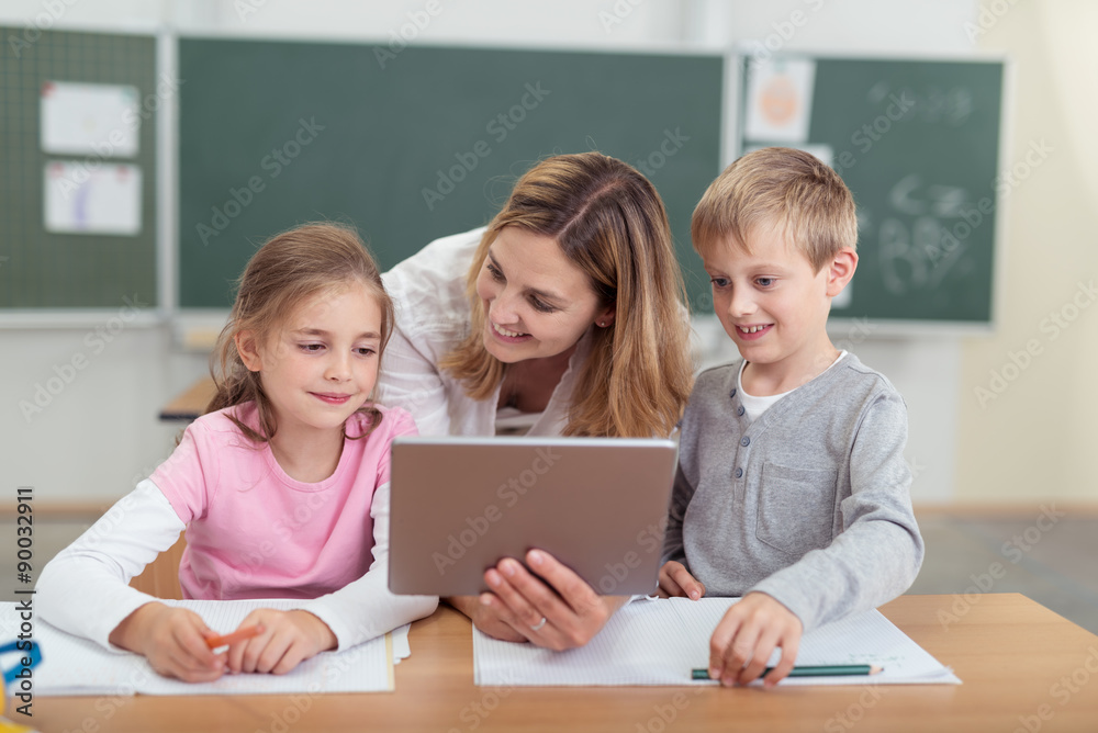 Canvas Prints lehrerin arbeitet im unterricht mit tablet-pc