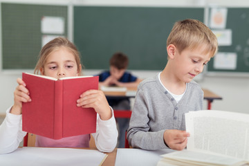 kleiner kinder lesen im unterricht
