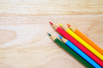 Obraz premium Color pencils on wood background