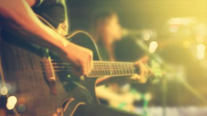 Obraz premium Gitarzysta na scenie dla tła, miękkiej części i plamy pojęcia, rocznika brzmienie