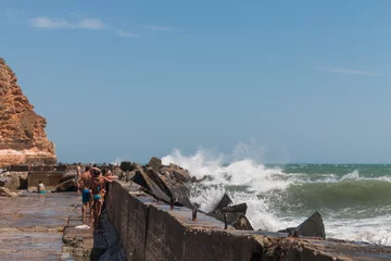 Photo sur Plexiglas Plage de Bolata, Balgarevo, Bulgarie Big waves break on the  tourists, beach Bolata, Bulgaria