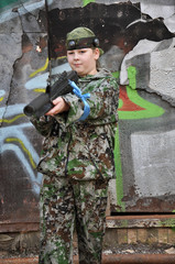 Fototapeta premium boy teenager in a camouflage and with equipment for paintball
