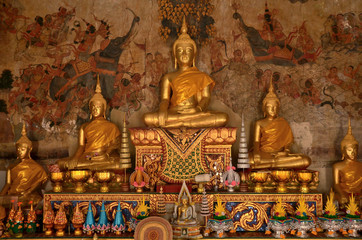 Fototapeta na wymiar gold Buddha statue 