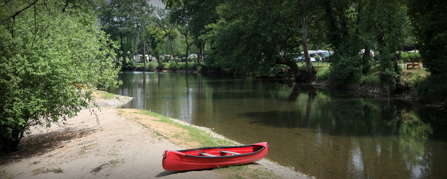 Rivi&egrave;re pr&egrave;s du camping.