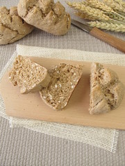 Aufgeschnittene Vollkornbrötchen