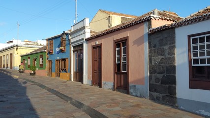 Fototapeta na wymiar Colorida calle de Los Llanos de Aridane. Isla de La Palma (Canarias)