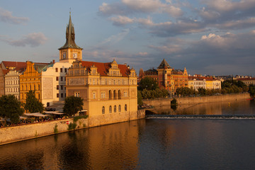 Fototapeta premium Wełtawa i stare miasto o zachodzie słońca, Praga, Republika Czeska
