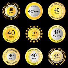 Jubiläumsbuttonv gelb auf schwarzem Hintergrund