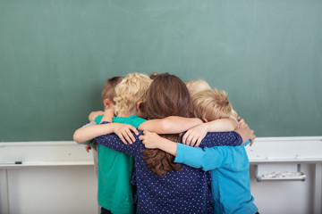 kinder in der grundschule sind ein team