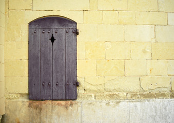 Wand mit Holz Fensterladen