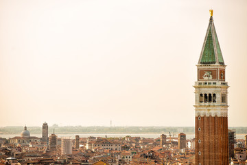 Markusturm überragt die Dächer von Venedig