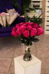 Obraz premium Bouquet of roses in a glass vase