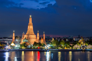 Fototapeta premium Wat Arun Temple o zmierzchu w Bangkoku w Tajlandii