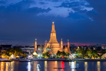 Naklejka premium Wat Arun Temple o zachodzie słońca w Bangkoku w Tajlandii