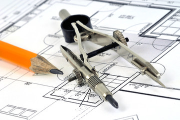 Compas et crayon à papier sur un plan