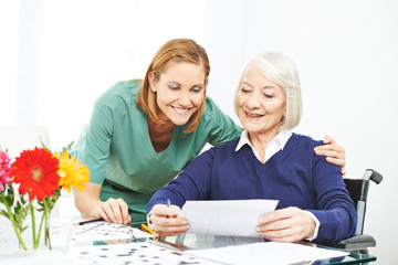Fototapeta premium Seniorin macht Gedächtnistraining im Pflegeheim