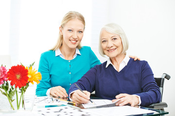 Familie mit Seniorin und Enkelin