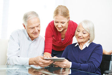 Großeltern lernen Benutzung von Tablet Computer