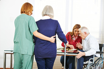 Krankenpflege von Senioren im Seniorenheim