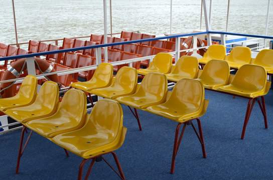 Stühle auf dem Ausflugsboot