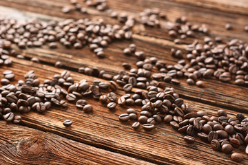 chicchi di caffè sul tavolo di legno