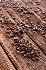chicchi di caffè sul tavolo di legno