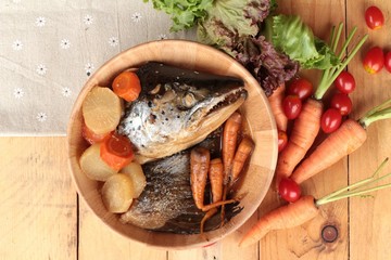 Salmon head cooked of tari yaki sauce with fresh vegetables.