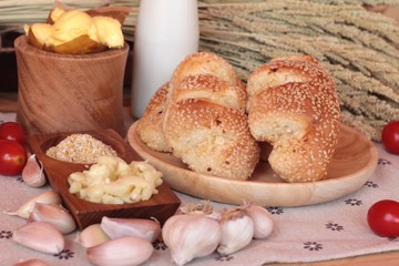 Obraz na płótnie Canvas Garlic bread of herb delicious on wood background.